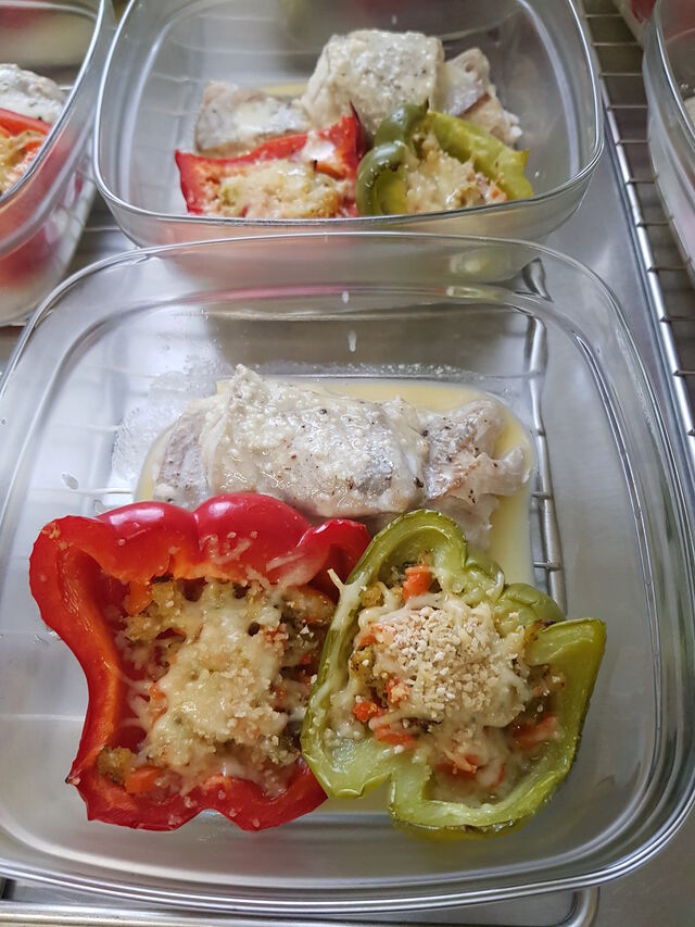 Lieu noir sauce au fromage et poivrons farçis aux légumes