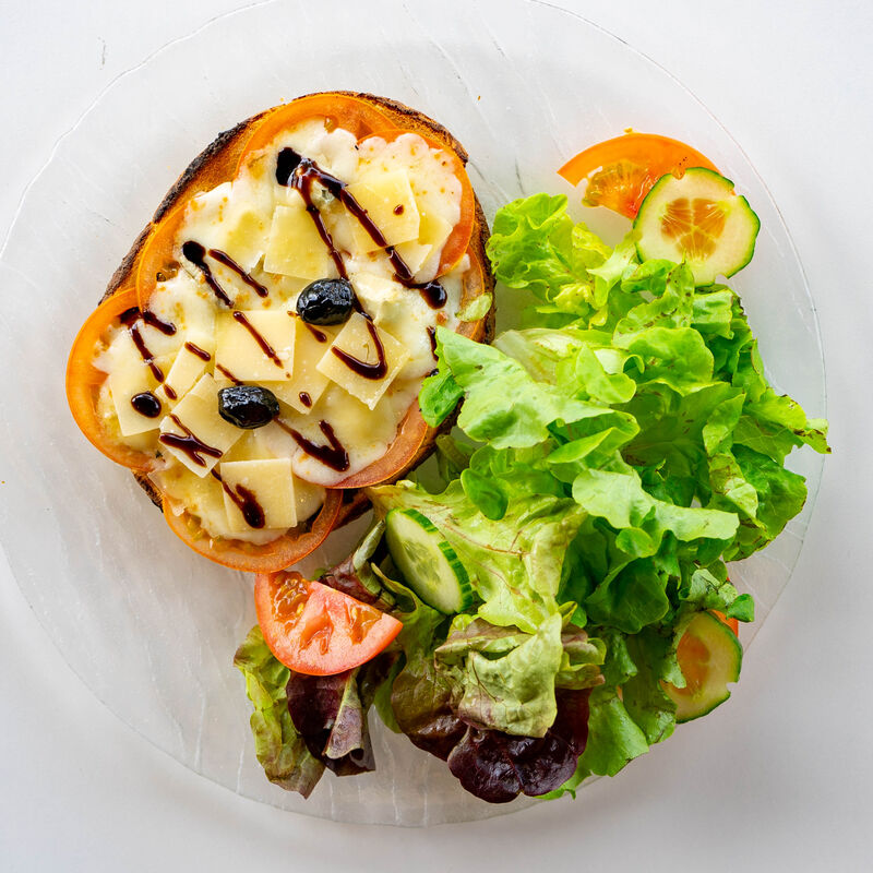 Brushetta Fromagère accompagnée d’une salade verte 