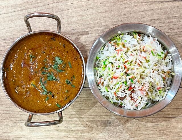 Poulet Vindaloo accompagné du riz Basmati nature 