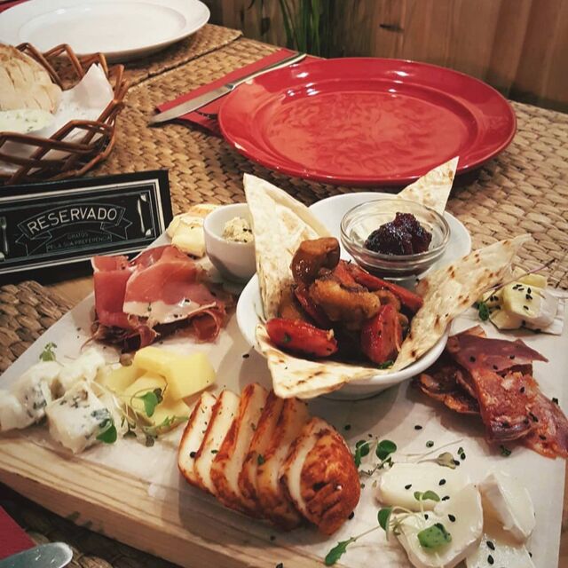 Tábua de queijos e enchidos 