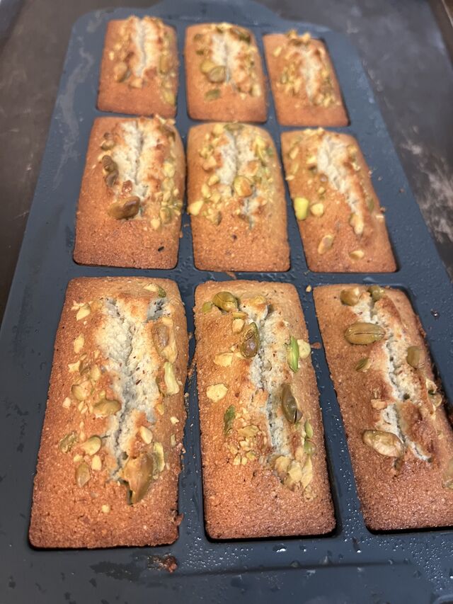 Financier à la pistache en sorti de four