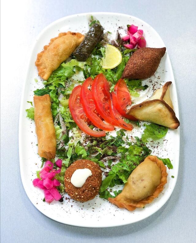 Kebbé, épinards, sambousik viande, Falafel, rekakat fromage, sambousik fromage 🥬