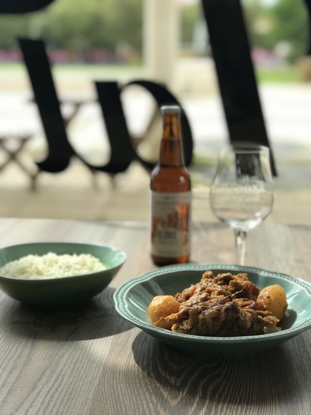 Perna de peru assada com batatinhas & arroz.