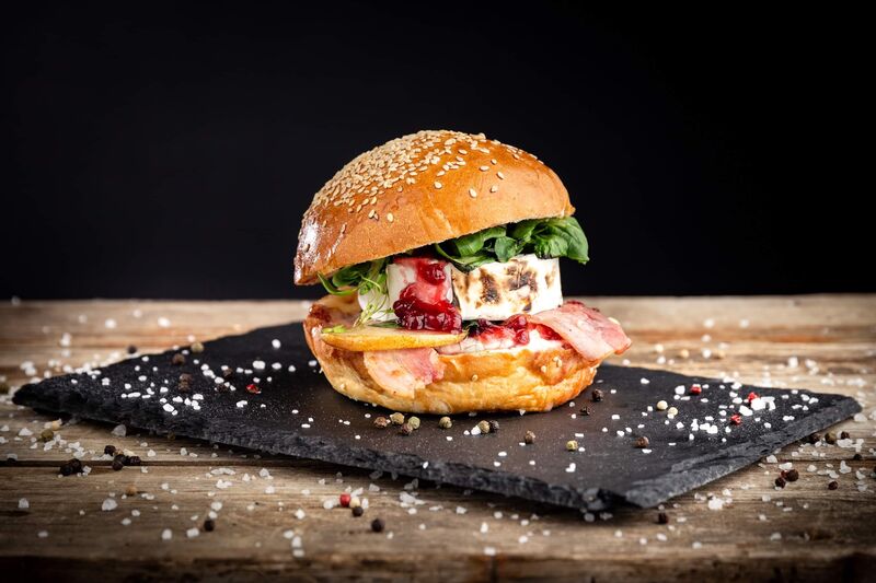 Pre labužníkov... Grilovaný encián, karamelizovaná hruška, brusnice, slaninka... 