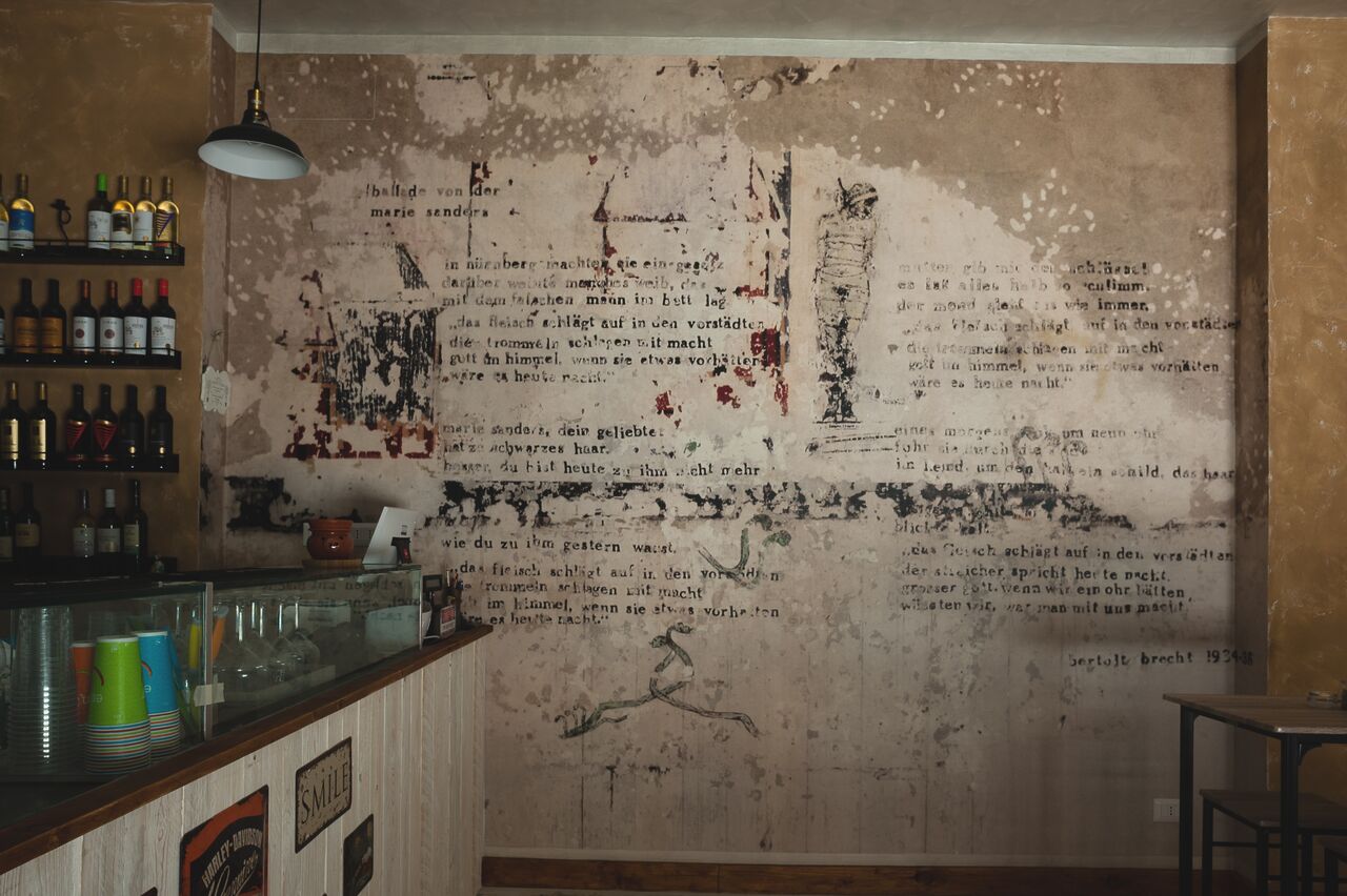 carta con scritta poesia di Bertold Brecht in tedesco