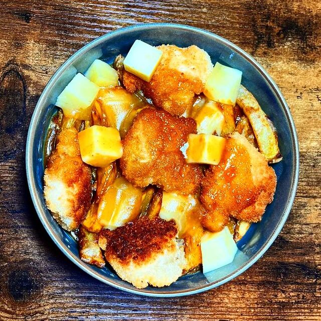 La Poule Mouillée (Frites, Tomme de Savoie, Poulet pané, Sauce brune)