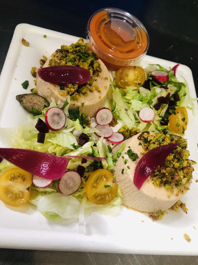 Plat Emporter : Moelleux de foie de volaille, crumble de fruits secs et coulis de tomates 