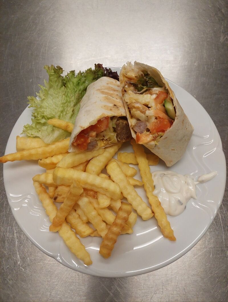 Plněná tortilla, hranolky 