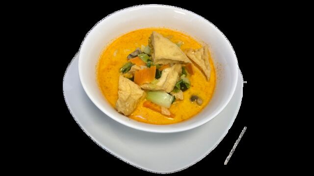 Udon Nudeln Suppe mit Gemüse und Tofu