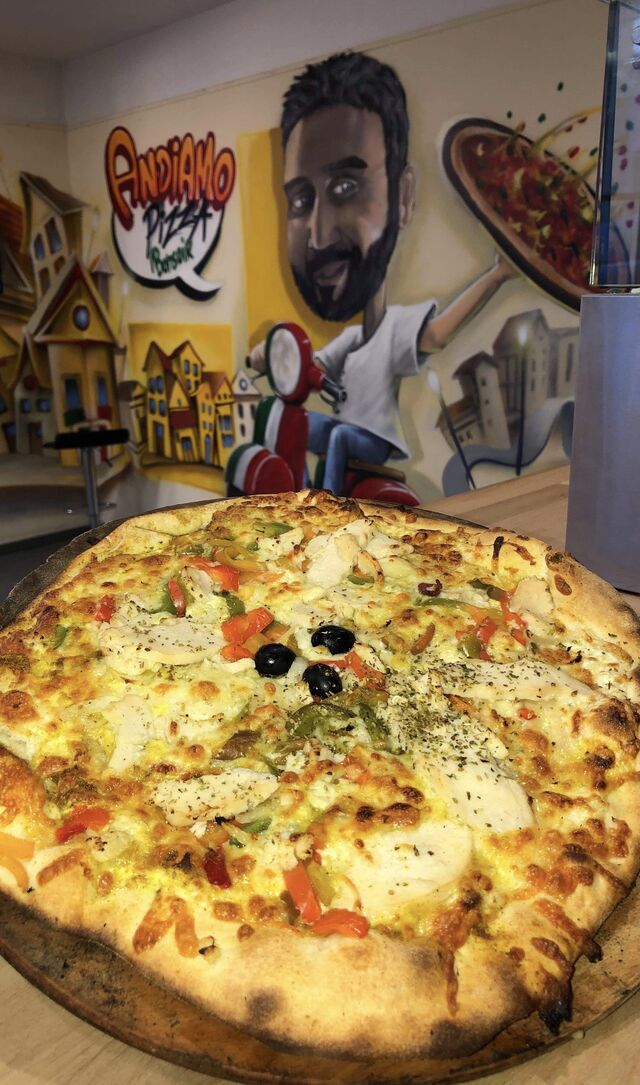 Indienne: base crème, curry, emmental, poulet, oignons, poivrons