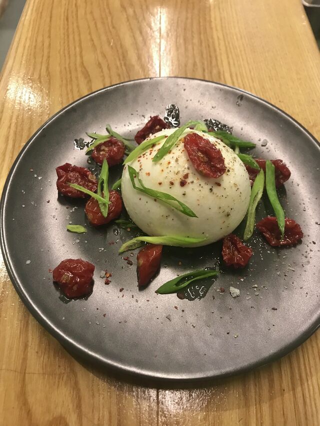 Burrata et tomates cerises confites
(Restaurant Nossa, Pizzeria & Bar à vin à Sète)