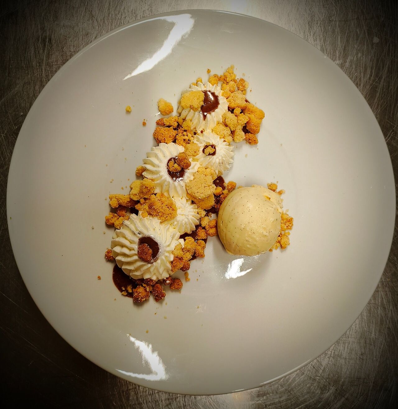 Crème montée vanille, praliné noix de pécan et crumble amandes