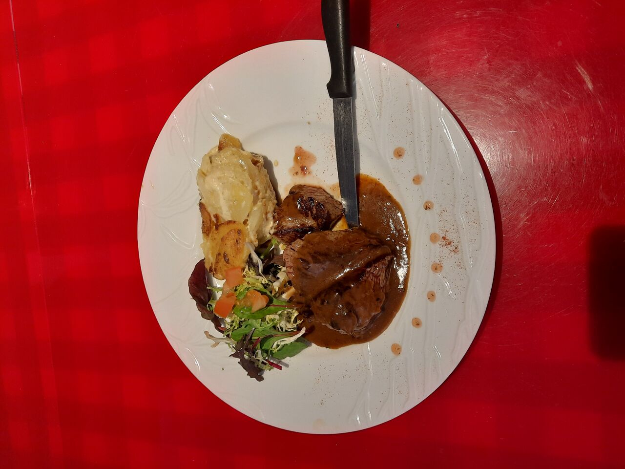 Pièce de boeuf grillée sauce au poivre et don gratin dauphinois. 