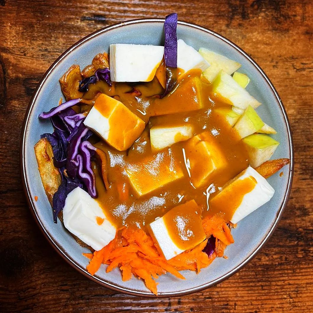 La Bochon (Frites, Fromage en grains, Chou rouge, Carottes, Pommes, Sauce végétarienne)