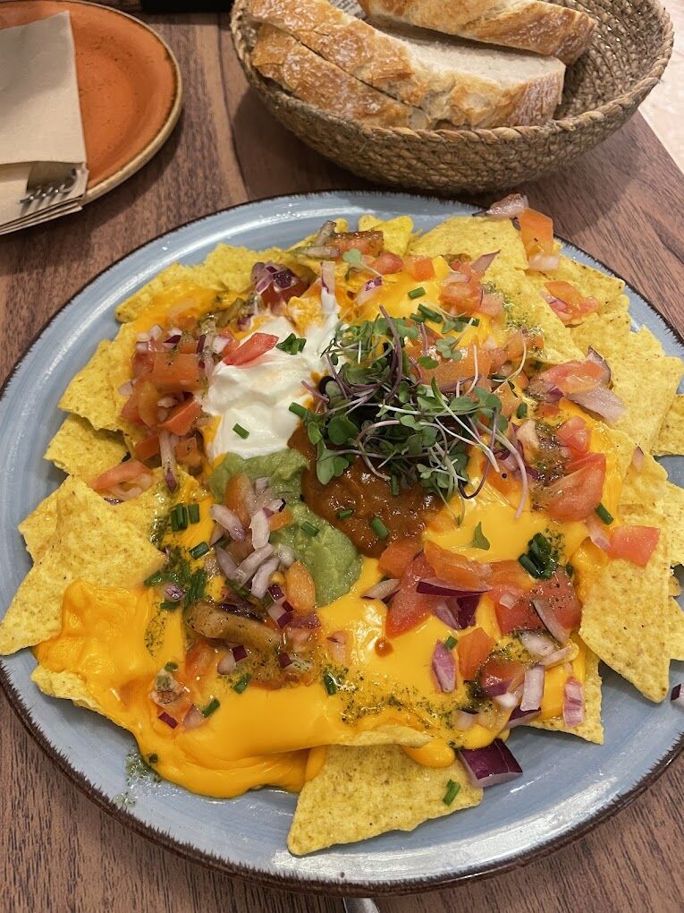 Nachos con quesos y pico de gallo.