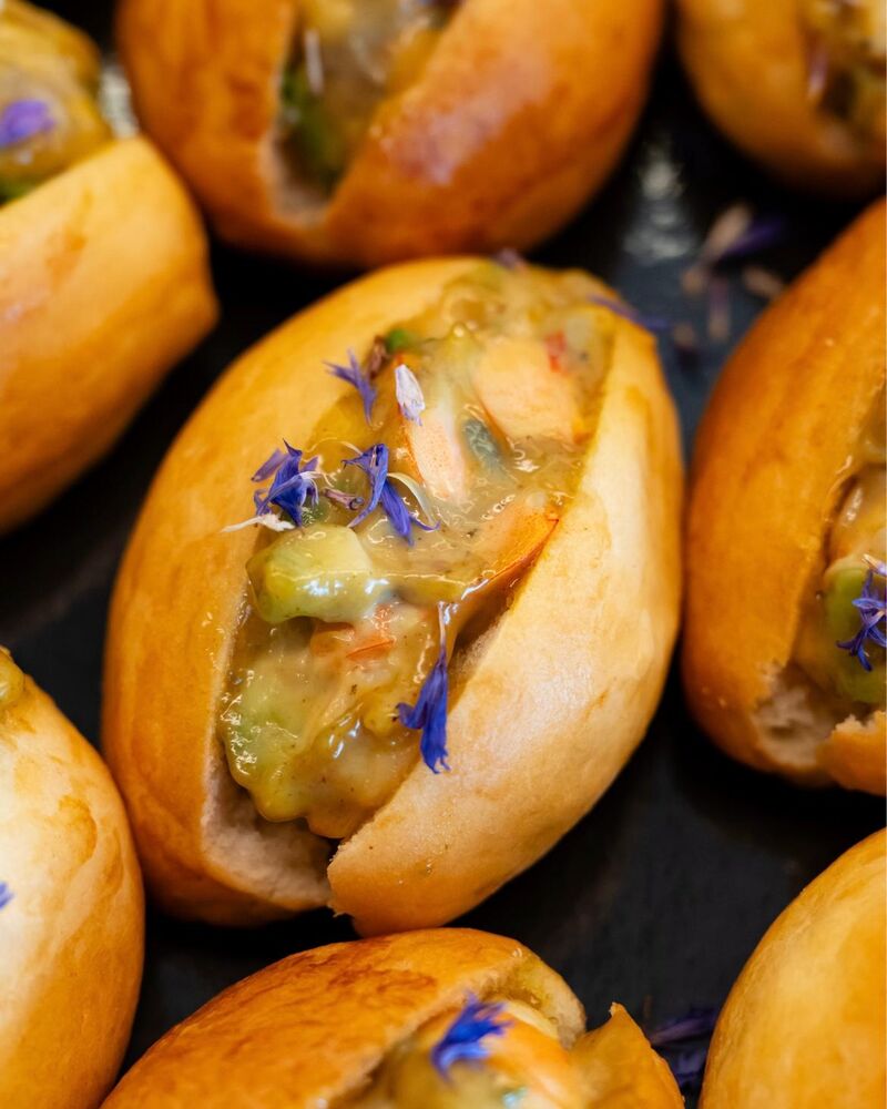 Petit pain garni avocat, crevette et mayonnaise façon rouille