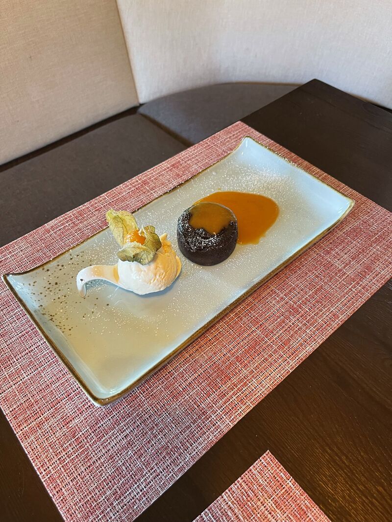 Hausgemachte Schoko Soufflé mit Aprikosen Püree und cremiges Vanille Eis 