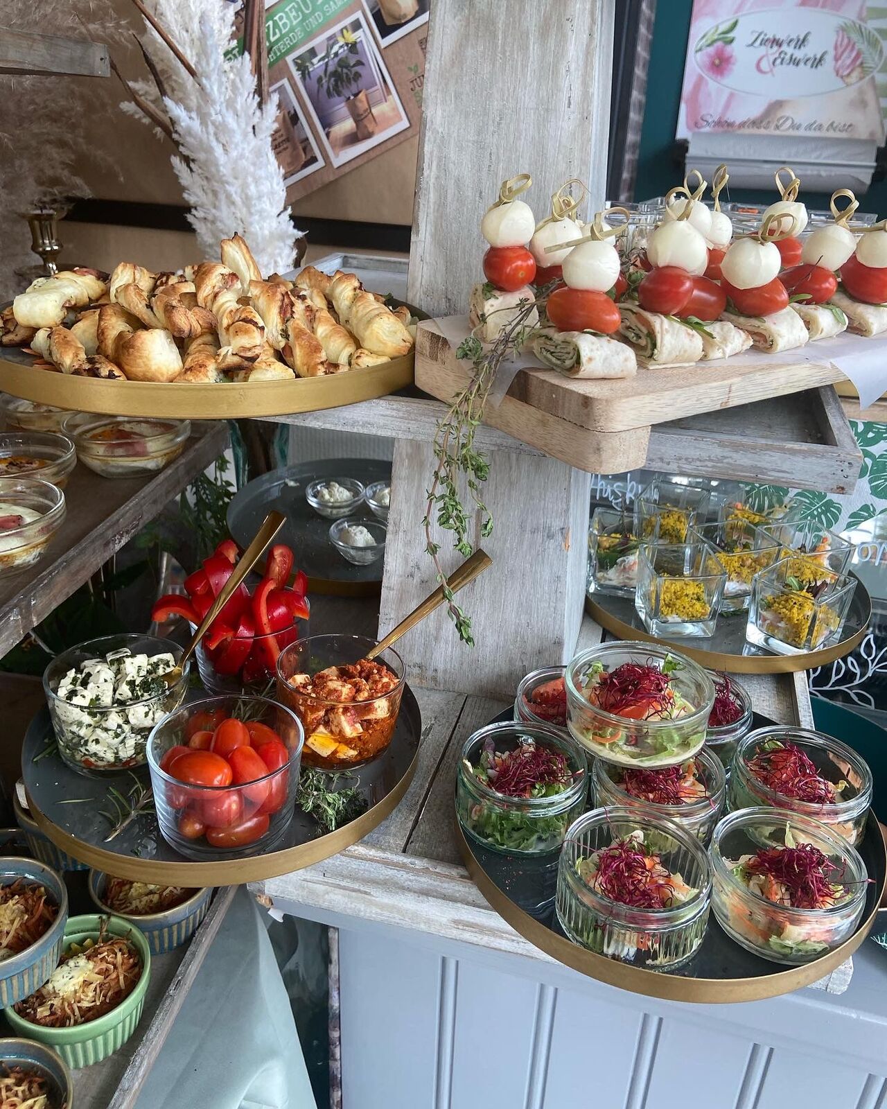 Jeden Samstag und Sonntag Frühstücks
Buffet, All you can eat!!!! für € 14,95
( Außnahme an Feiertagen)
Keine Getränke enthalt