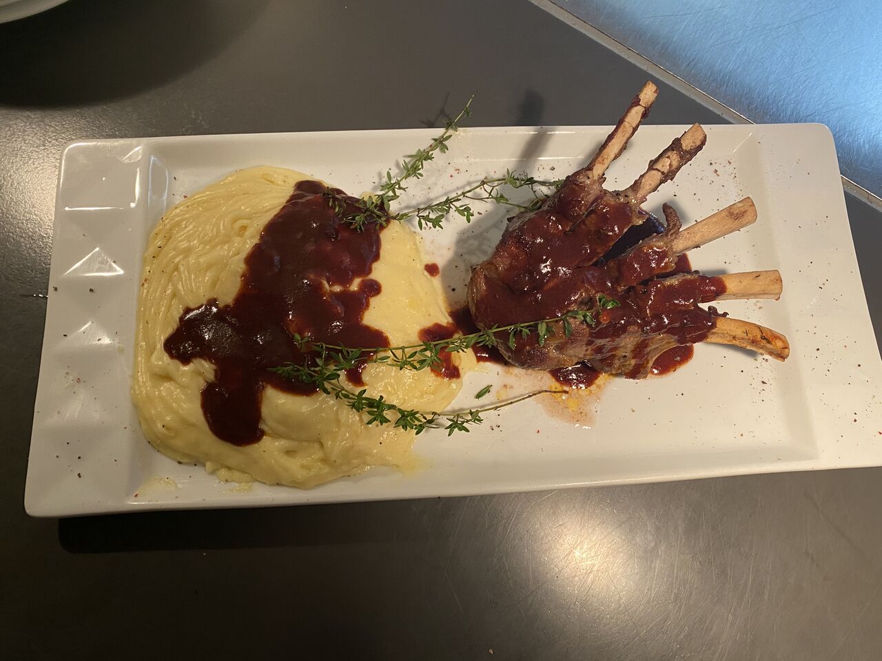 Mit Trüffel aromatisiertes Lammcarre und Kartoffelpüree 