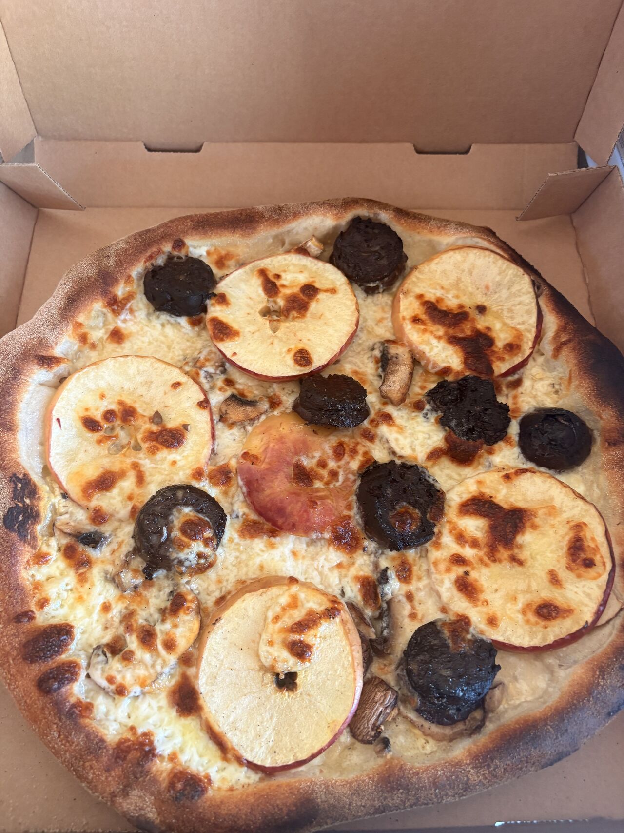LA COCHONAILLE: Mozzarella, moutarde, champgnons, boudin noir, pommes, piment d'espelette 16€