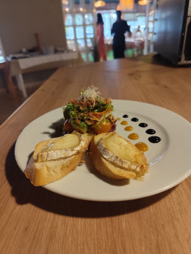 Ensalada con queso de cabra gratinado en miel y manzana caramelizada