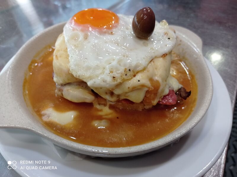 Francesinha com batata frita.
