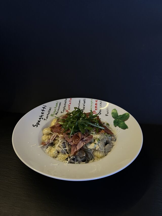 Gnocchi se žampiony, hráškem a slaninou ve smetanové omáčce, sypané sýrem Grana Padano