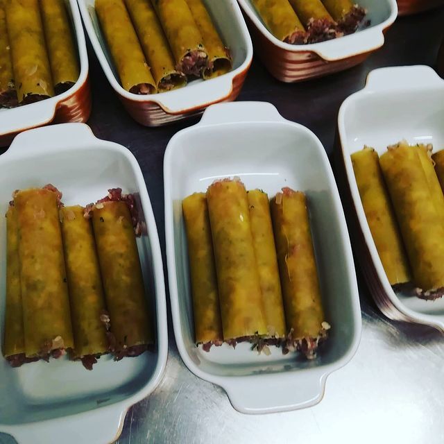 cannelloni à la viande de porc
a la fin coulis de tomate puis fromage rapé 