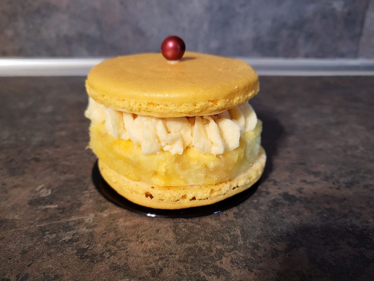 Macron individuel ananas fruit de la passion service à l'assiette 