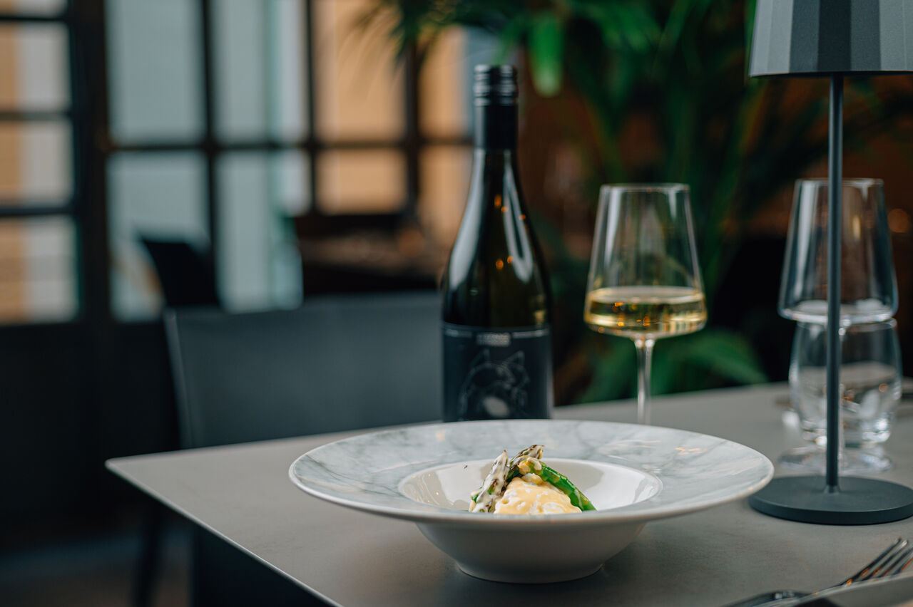 OVETTO POCHÉ
Punte di asparagi e fonduta di parmigiano