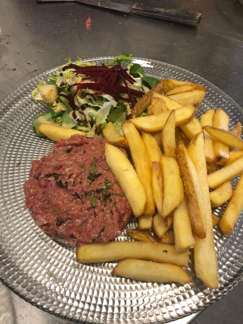 Tartare de bœuf frites et salade