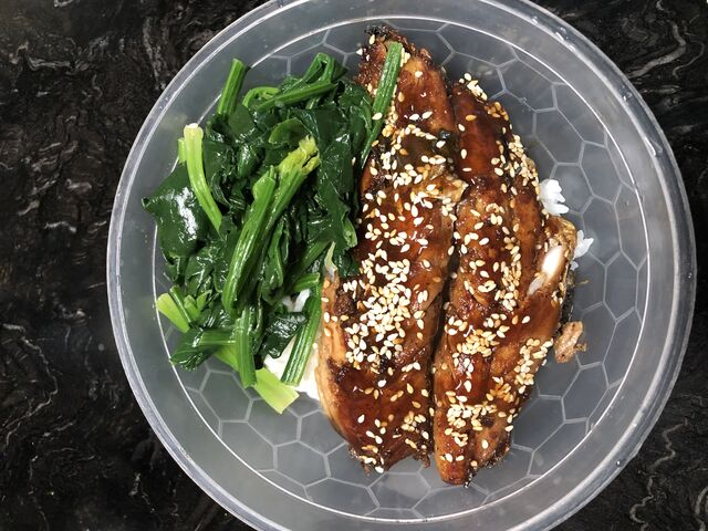 Riz poisson teriyaki épinard à l’huile de sésames - 照燒魚飯麻油菠菜 10€/portion 