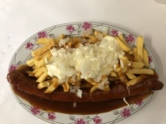 Riesen Currywurst mit Pommes Spezial
