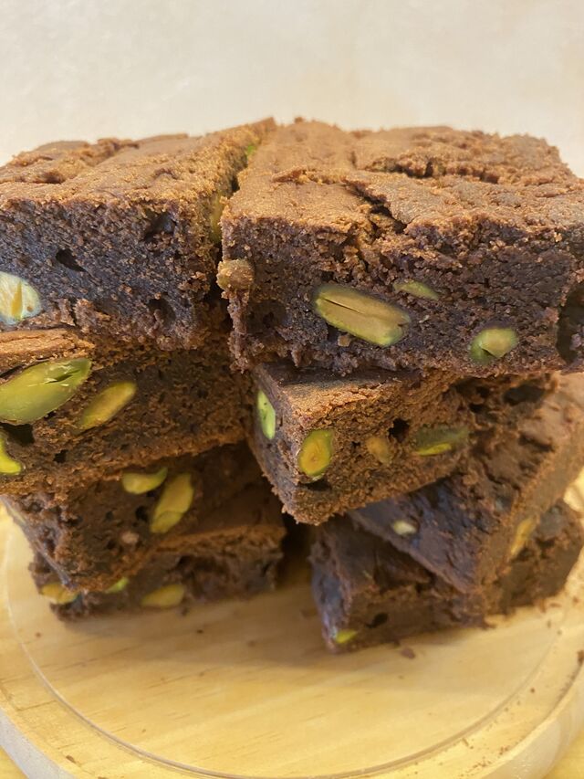Chocolate brownie with pistachio 