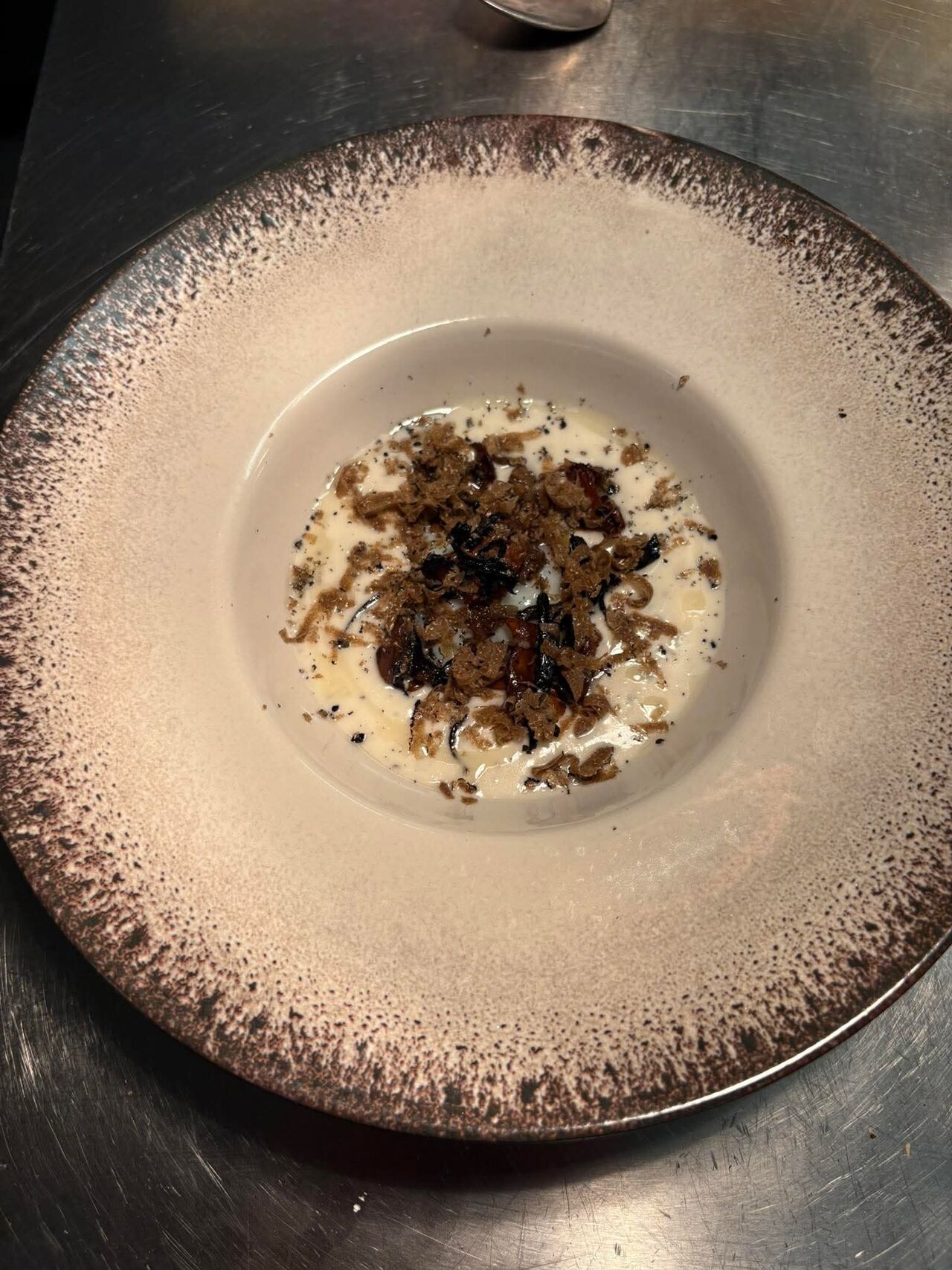 Topinambour et oeuf parfait, poêlée de champignons des bois, tuile noisettes