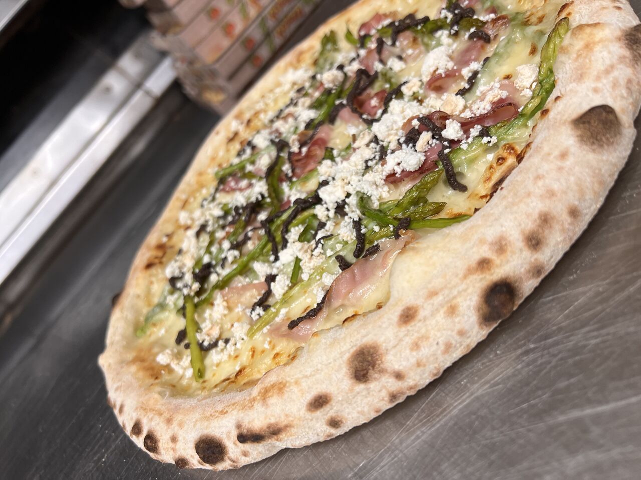 Special febbraio
Bianca pancetta, asparagi, ricotta mustia e crema di olive nere 
