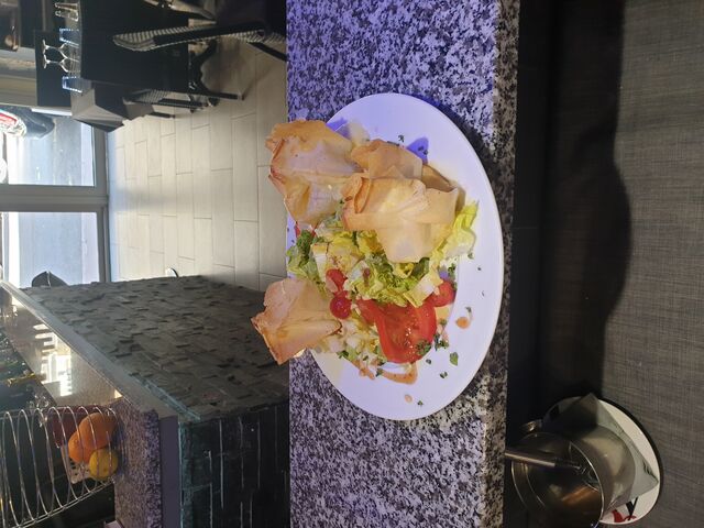 Salade bistrot:
Chèvre chaud et miel