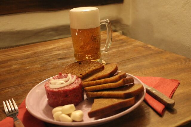 Tatarský biftek s topinkami