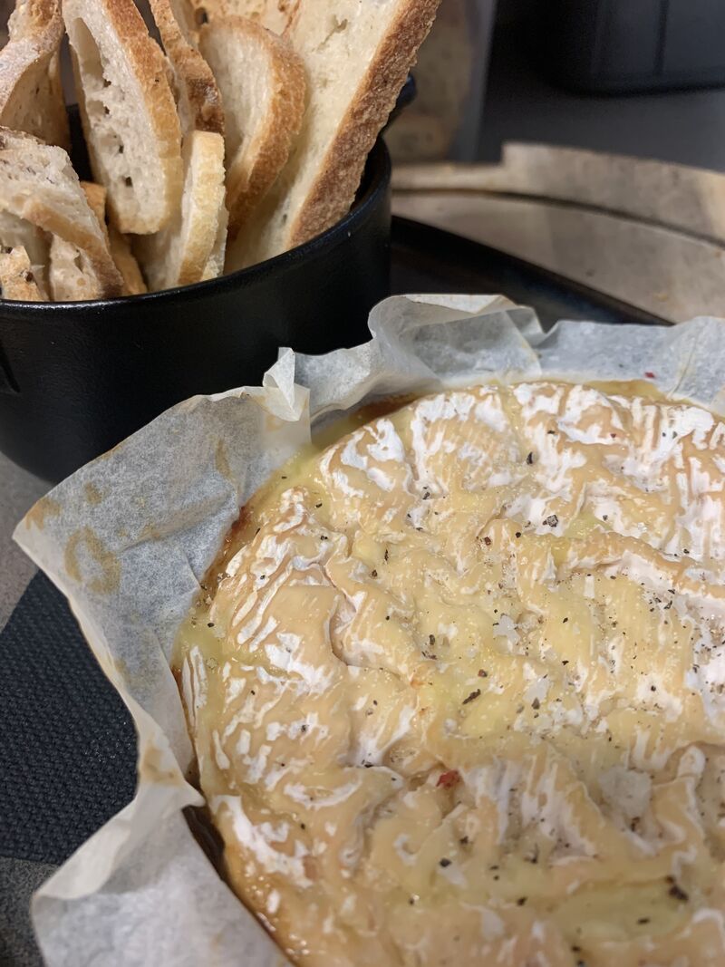 Le Camembert rôti et sa Compotée d’échalotes

