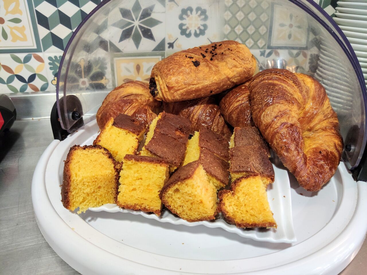 Bollería fresca diaria y bizcocho casero recien horneado cada día.