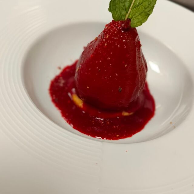 Poire Pochée en Robe Rouge 