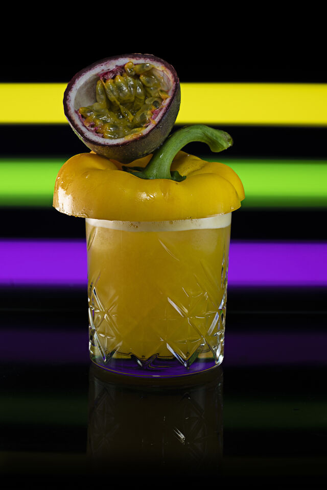 Popa
Ingrédients : Rhum, poivron jaune, bergamote, passion, sucre de canne
Saveur : surprenant !
Catégorie : Premium