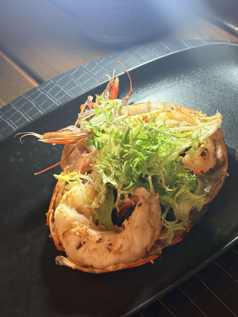 Gambas flambée au rhum, miel & gingembre 