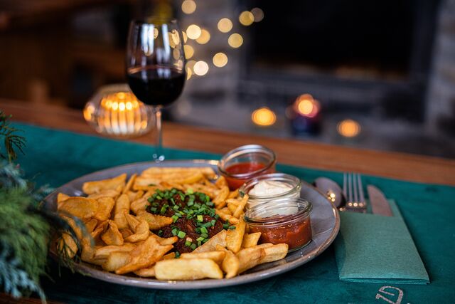 Szarpana wołowina z frytkami i sosami