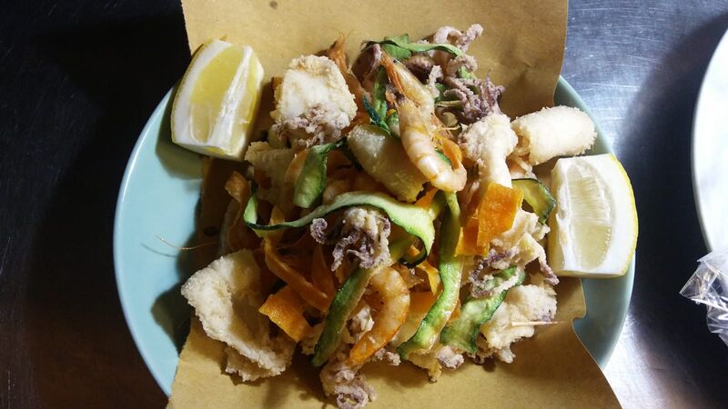 frittura calamari e gamberi con verdurine