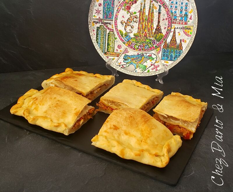 Coca de tomate, au thon, poivron, tomate et oeuf