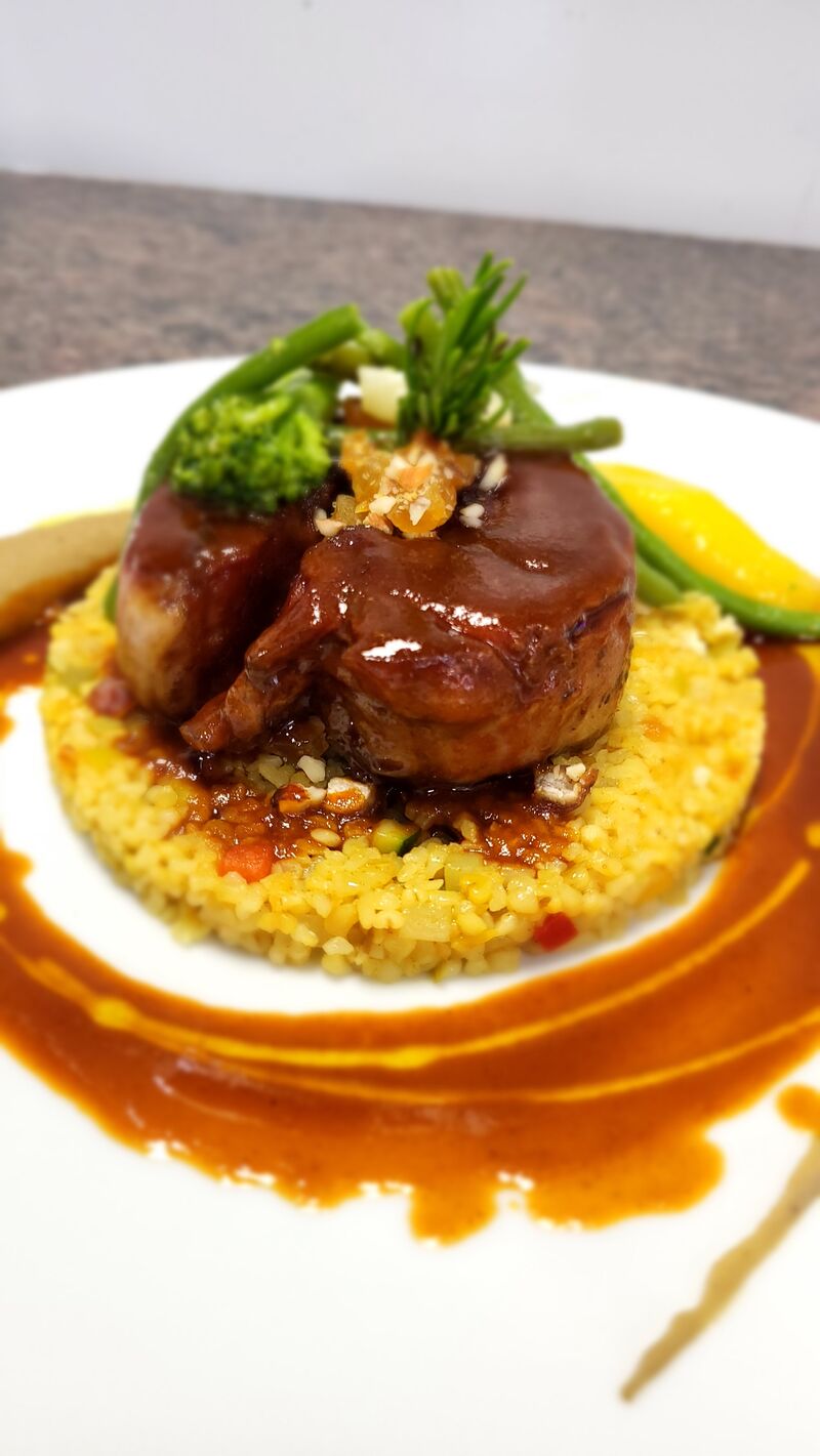 Epaule d’agneau confite au ras el hanout, boulgour et piperade caviar d’aubergine, jus infusé à la menthe