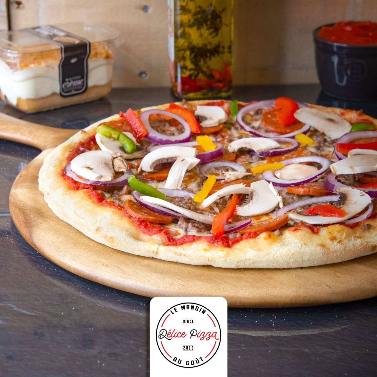 LA SUPRÊME : sauce tomate, chorizo, mozzarella, poivrons, oignons, champignons, viande hachée, origan.