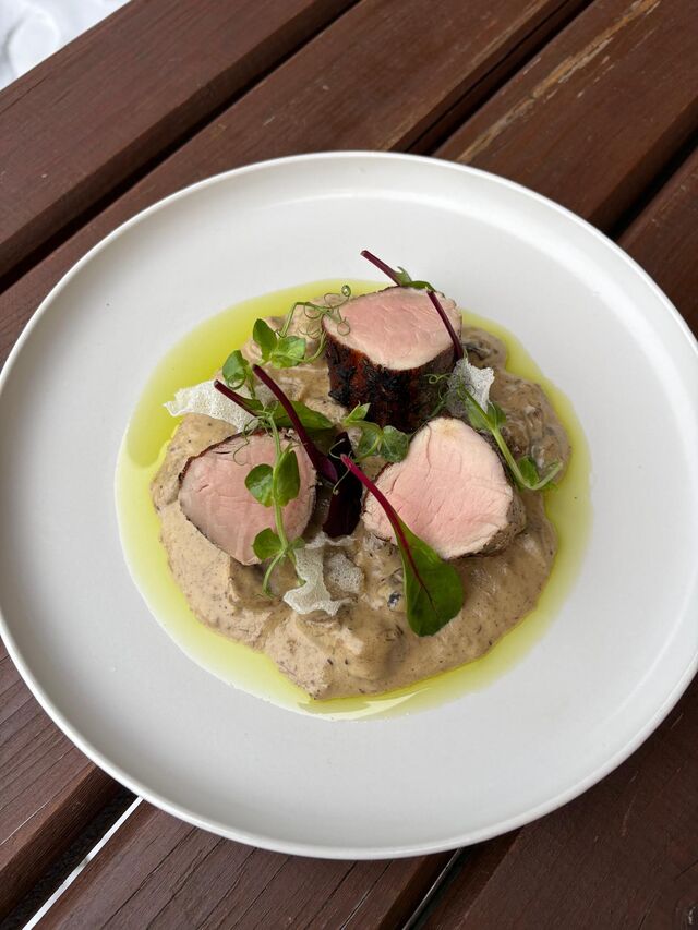 Vepřová panenka na bylinkách s houbovou omáčkou