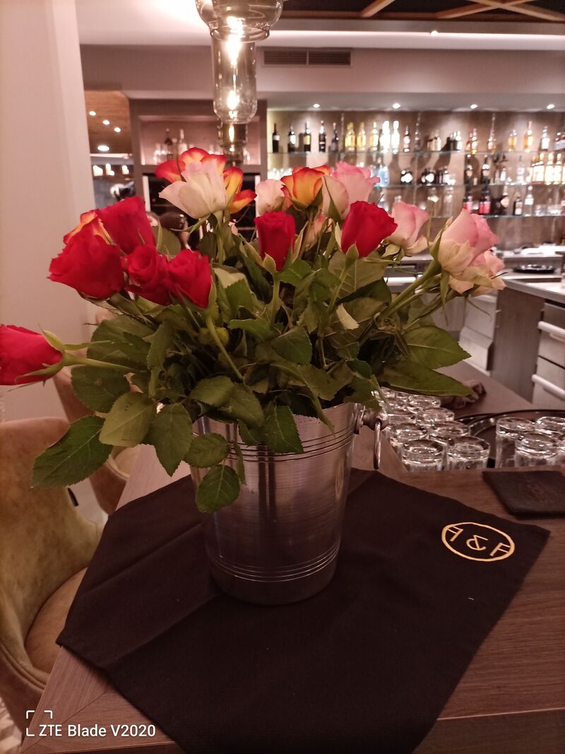 Am Valentinstag erhielt jede Dame eine Rose vom Chef!